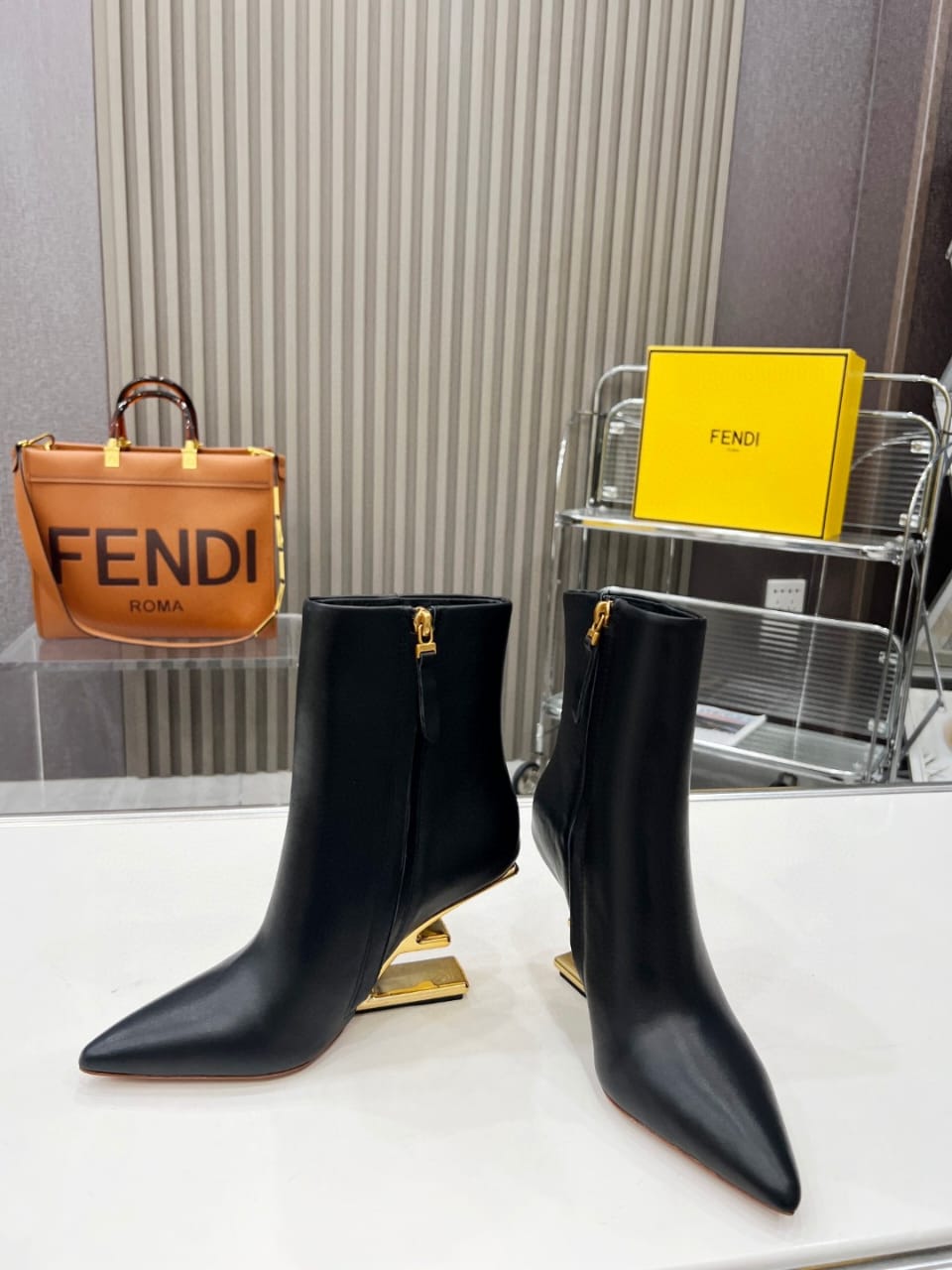 Bota Fendi First Couro