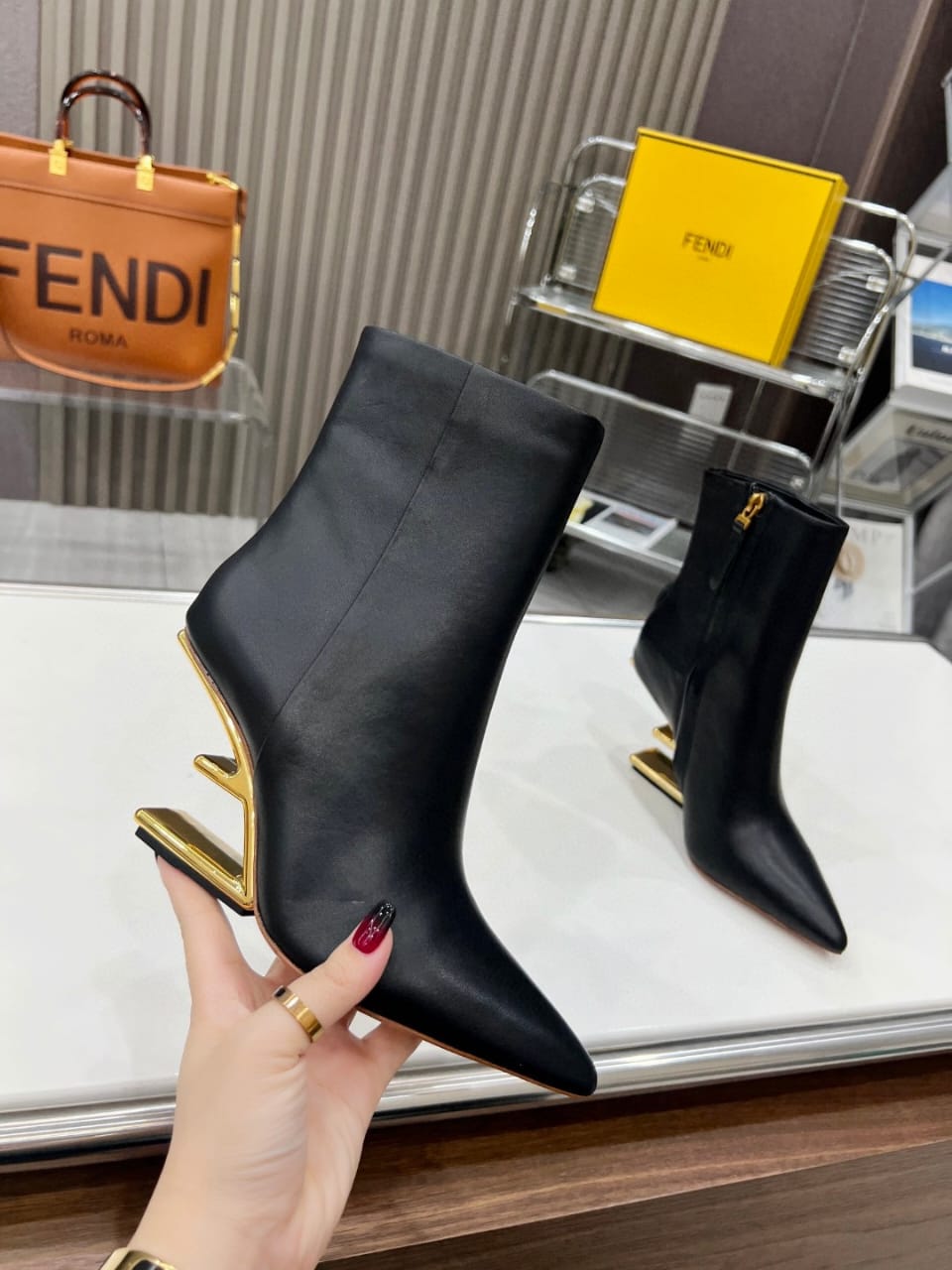 Bota Fendi First Couro