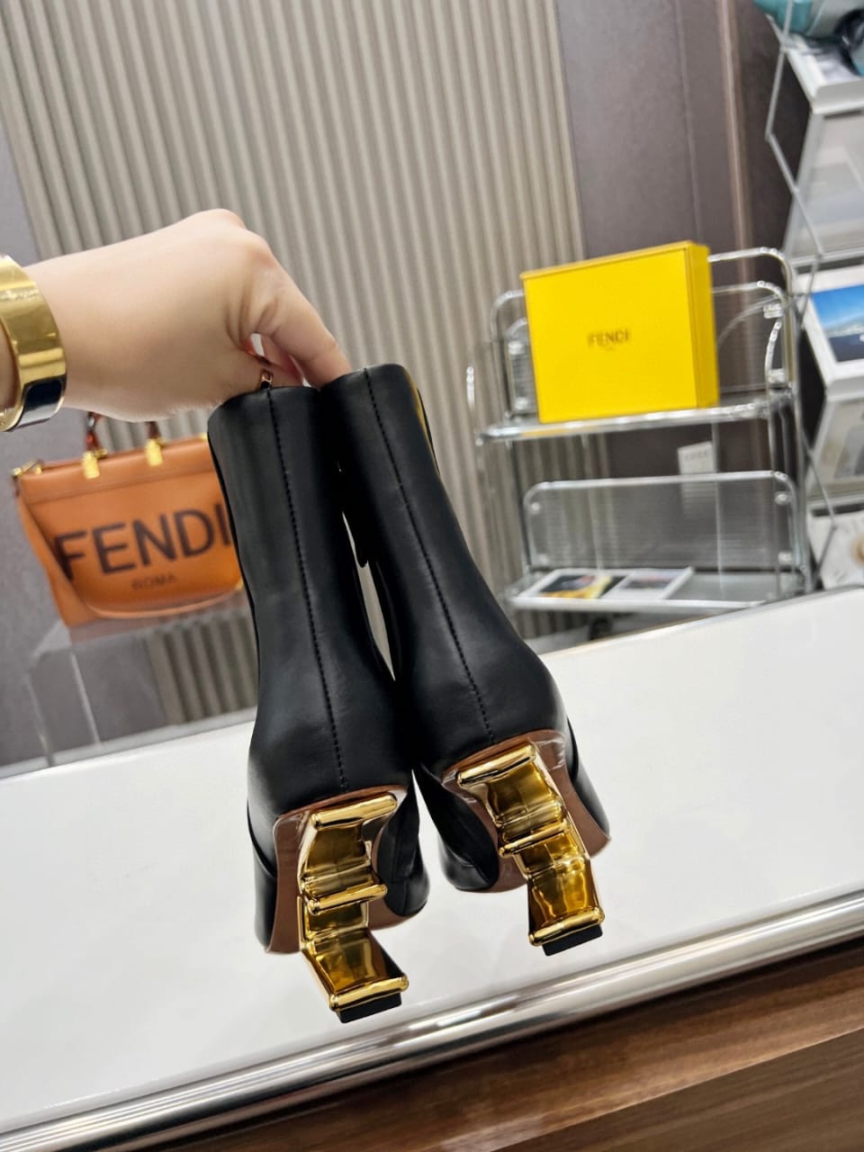 Bota Fendi First Couro