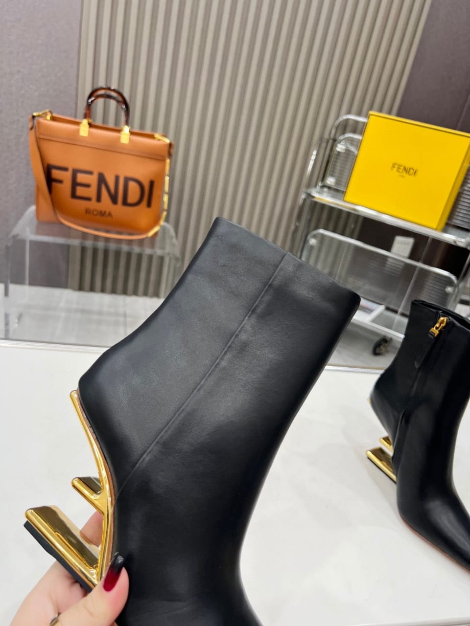 Bota Fendi First Couro