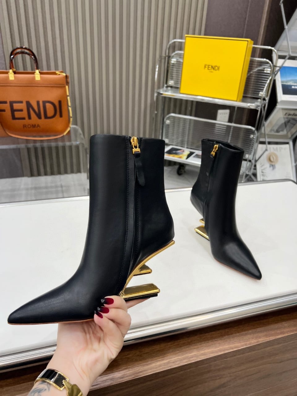 Bota Fendi First Couro