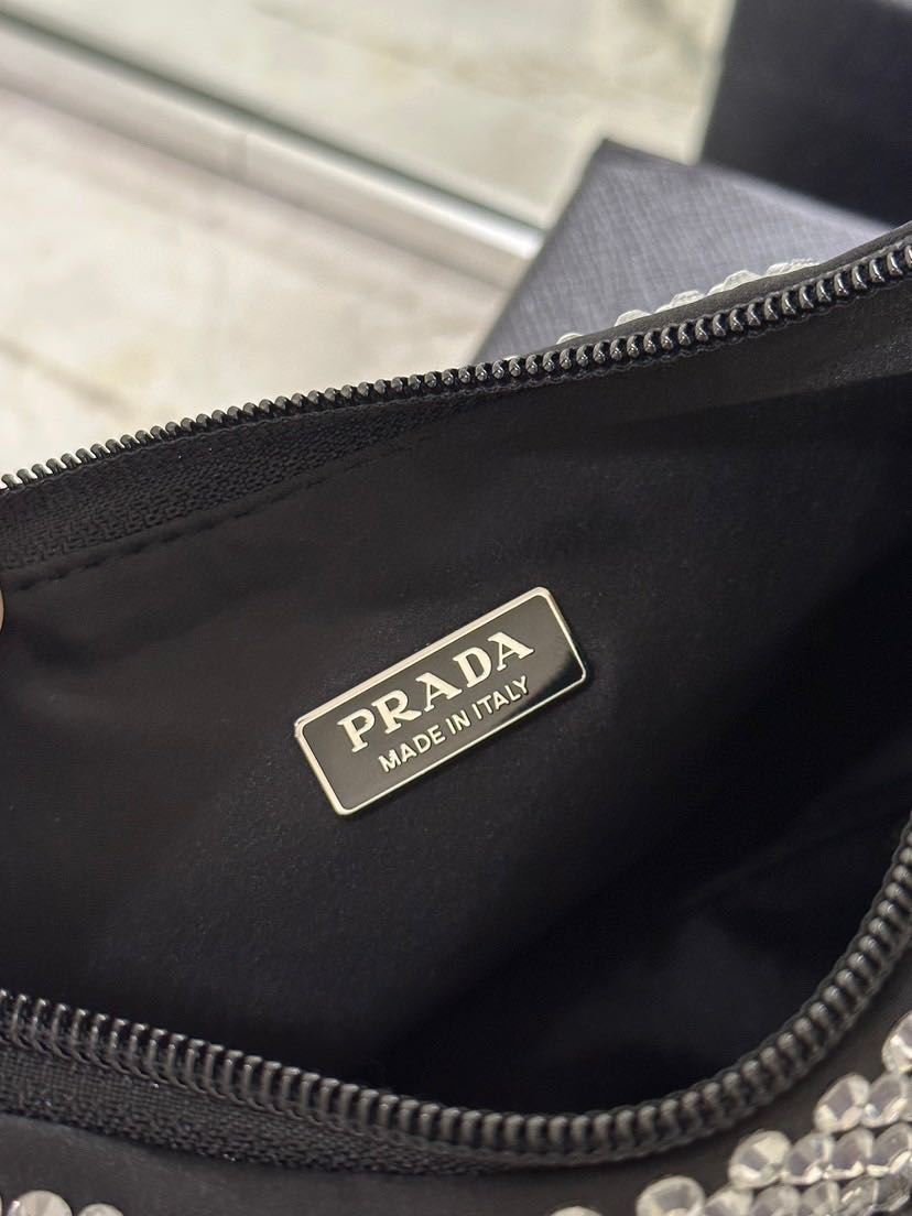 Bolsa Prada Satin Crystal Mini Re-Edition 2000